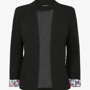 Chaqueta entallada con mangas de puño con estampado floral. - Negro