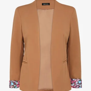 Chaqueta entallada con mangas de puño con estampado floral. - Camello